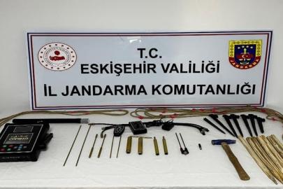 ESKİŞEHİR’DE KAÇAK KAZI BASKINI: 5 ŞÜPHELİ SUÇÜSTÜ YAKALANDI!
