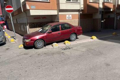 Kaldırıma Park Eden Sürücüye Yönetici Uyarısı!