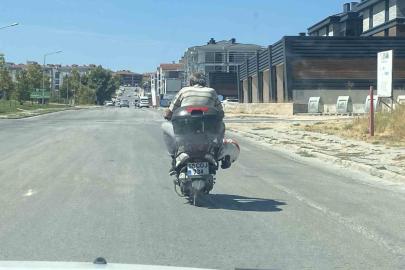 ESKİŞEHİR’DE MOTOSİKLET SÜRÜCÜSÜ KASKI TAKMAYI UNUTTU!