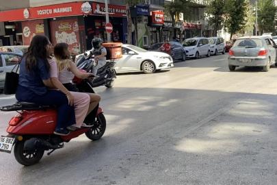 Kent merkezinde ilginç görüntü: 3 kadın aynı motosiklete bindi