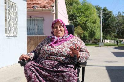 Kırılan tekerlekli sandalyesinin yenisini polis alıp hediye etti