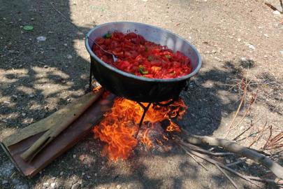 Kış mevsimi gelmeden kırsal kesimlerde salça yapımı başladı