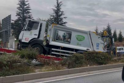 Kontrolden çıkan çöp kamyonu ağaçları yatırarak refüje çıktı