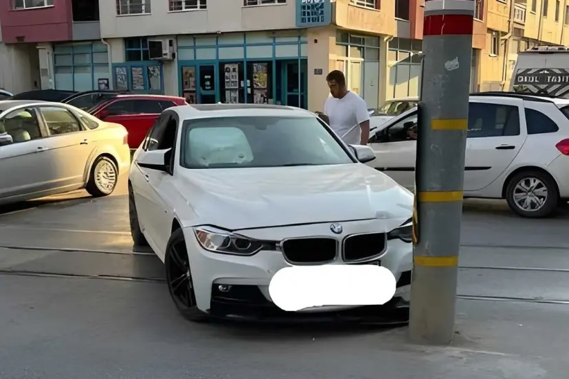 Otomobil direğe çarptı, tramvay hattı aksadı