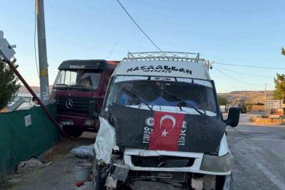 Tarım işçilerini taşıyan minibüsle kamyon çarpıştı: 20 yaralı