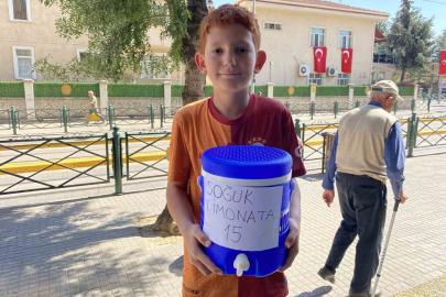 Ticareti merak eden 11 yaşındaki çocuk haftanın bir günü limonata satıyor
