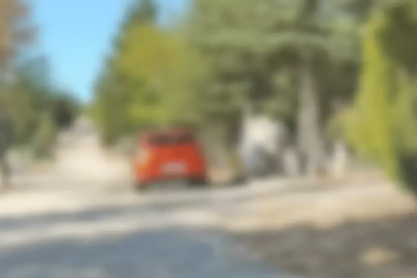 Vatandaşlar şaşkın: Mezarlık çeşmesiyle araba yıkadılar!