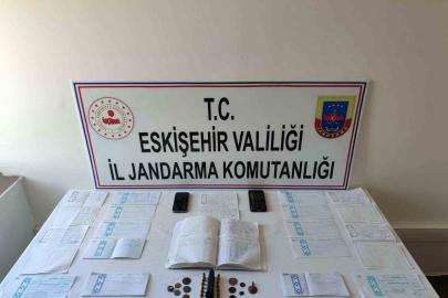 Vatandaşlara zorla senet imzalatarak borçlandıran şahıslar jandarma tarafından yakalandı!