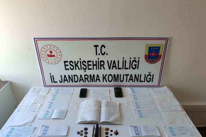 Vatandaşlara zorla senet imzalatarak borçlandıran şahıslar jandarma tarafından yakalandı!