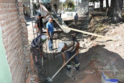 Yıkılın okul duvarı yeniden yapılıyor