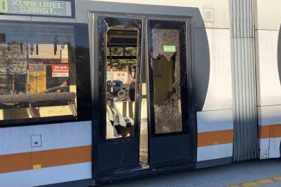Açık bırakılan servis kapısına tramvay çarptı: 3 yaralı
