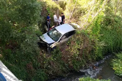 Bilecik-Eskişehir Yolunda Korkutan Kaza: Otomobil Dereye Uçtu!