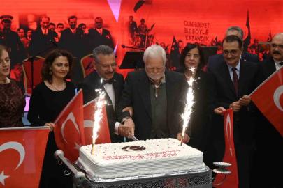 Cumhuriyet ile yaşıt 102 yaşındaki Ali amca bayramını protokolde kutladı