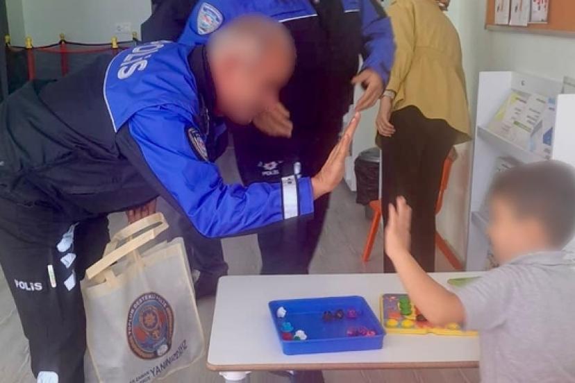 Eskişehir Polisi, Özel Gereksinimli Çocukları Sevindirdi!