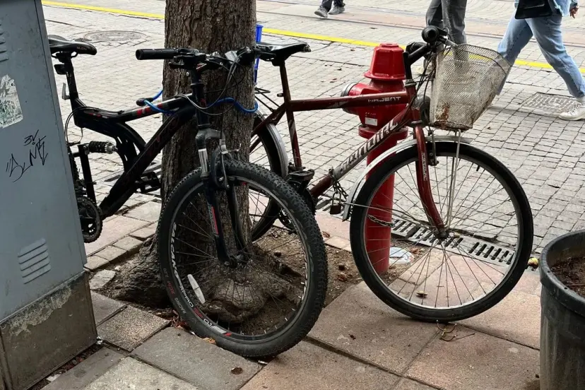 Eskişehir’de Akıl Almaz Görüntü: Yangın Musluğuna Bisiklet Zincirlediler!