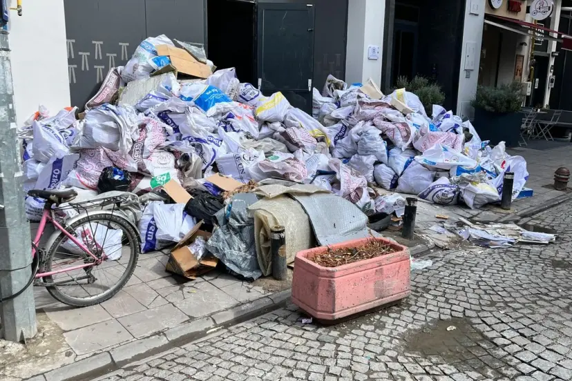 Eskişehir’de Çirkin Görüntü: Sokağa Atılan Molozlar Tepki Topladı!