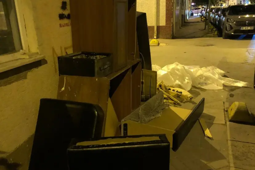 Eskişehir’de Kaldırım İşgali: Eski Eşyalar Geçişi Engelliyor!