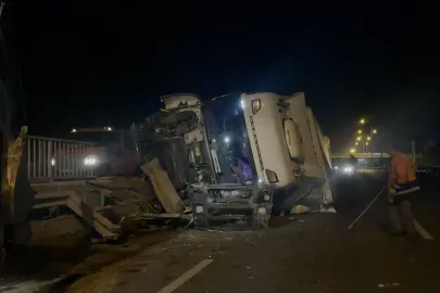 Eskişehir’de Şeker Yüklü Tır Devrildi: Faciadan Dönüldü!