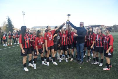 Eskişehir’de genç kızlar futbol turnuvasında ödül heyecanı yaşandı!