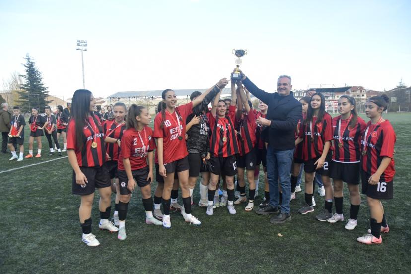 Eskişehir’de genç kızlar futbol turnuvasında ödül heyecanı yaşandı!