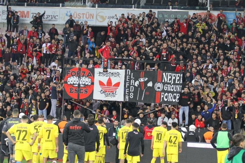 Eskişehirspor tribünlerinden uyarı!
