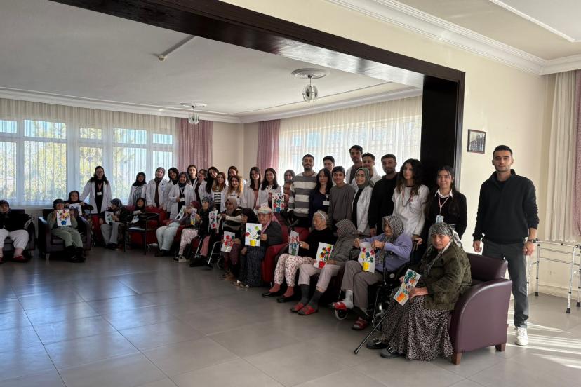 Hemşirelik Öğrencilerinden Huzurevinde Etkinlik
