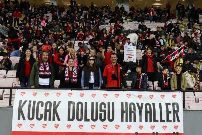 Minik yürekler tribünde coştu!
