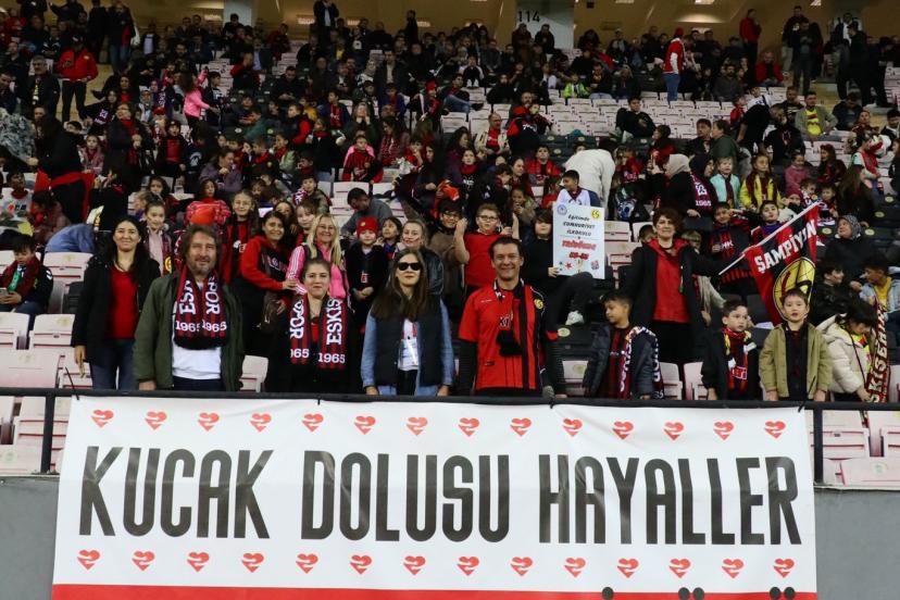 Minik yürekler tribünde coştu!