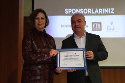 Özgür Alp’e Kongrede Plaket Takdimi