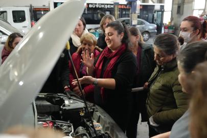 Kadınlar günlük araç sorunlarını çözmeyi öğrendi