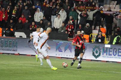 Elias Durmaz ve Mert Başer sahneye çıktı