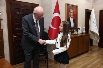 Başkanlık koltuğu miniklere emanet
