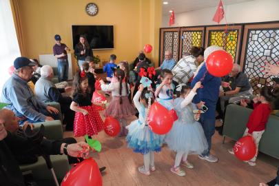 Minikler bayram neşesini deneyimlilerle paylaştı