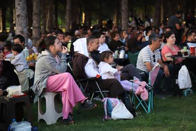Aktif Yaşam Parkında Yeşilçam İle Açık Hava Sinema Keyfi Sürüyor