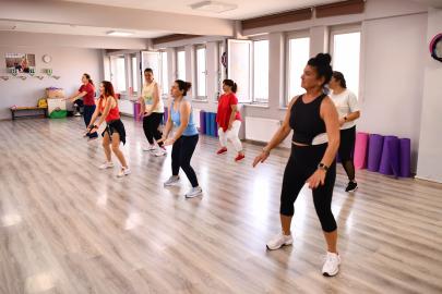 Tepebaşı Belediyesi Yunus Emre Spor Tesisleri'nde Zumba Kursu Başladı