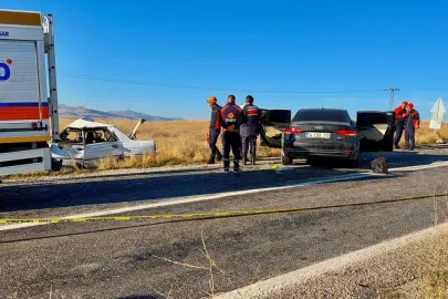 Afyonkarahisar'da kanlı kaza: 2 otomobil çarpıştı, can kayıpları var!